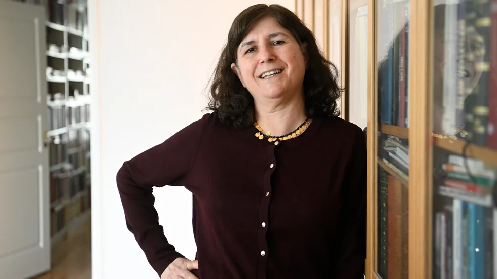 Nalin Baksi har en insiktsfull röst i civilsamhället. Hon sätter ofta fingret på hur bakvänt det offentliga Sverige agerat i invandringspolitiska frågor på senare tid. När islamister mördade tusentals amerikaner 2001 så ökade Sverige bidragen till islamistiska organisationer i Sverige. Vilket är rationellt endast ur just ett bakvänt perspektiv.