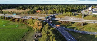 Långa köer vid E20 – se bilderna från ovan