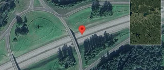 Ett körfält blockerat på grund av en stillastående lastbil på E4