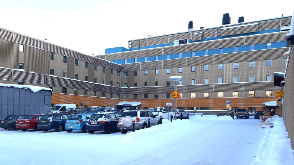 Dörren på baksidan av Rättscentrum var olåst, och där tog sig mannen in på annandag jul 2023.