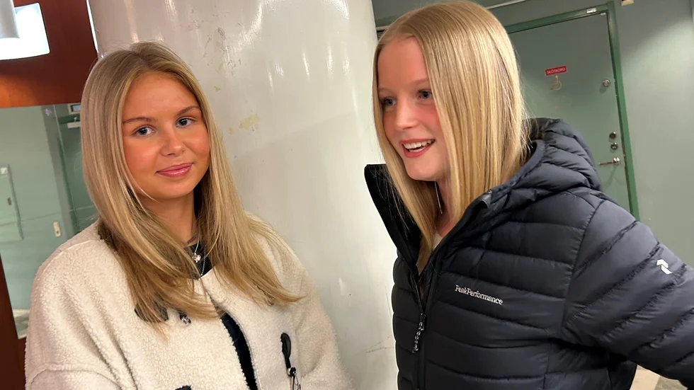 Lilja Viklander och Lilly Boman, Nyköpings BIS, tycker att den kan vara lite skämmigt men viktigt att våga prata om mens.