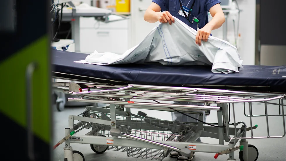 Efter operationen blev en kompress kvar i patienten. Händelsen har anmält enligt Lex Maria. 