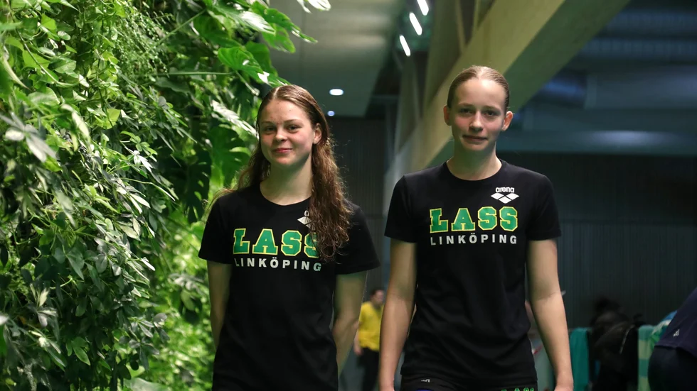 Ellen Borg och Majken Nygren är två av alla simmare som tävlar i Linköping under helgen. 