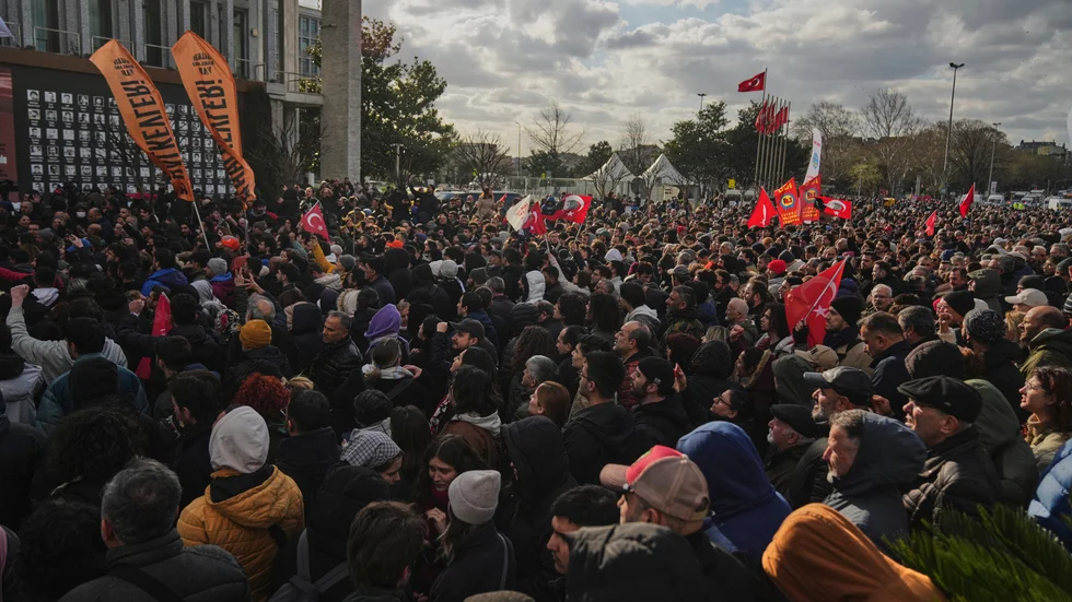 Protester på Istanbuls gator efter det att stadens borgmästare Ekrem Imamoglu fängslats. Den svenske journalisten Joakim Medin hade åkt till Turkiet för att bevaka utvecklingen när han greps. Bild från förra veckan.