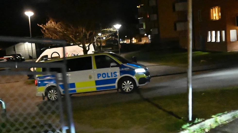 Strax före klockan 22 larmades polisen till en plats vid Lingvallen i Linköping efter uppgifter om tumult.