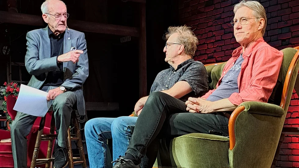 Tommy Wahlgren intervjuar Lennart Bäck och Ulf Grönhagen, alla är de teaterveteraner.