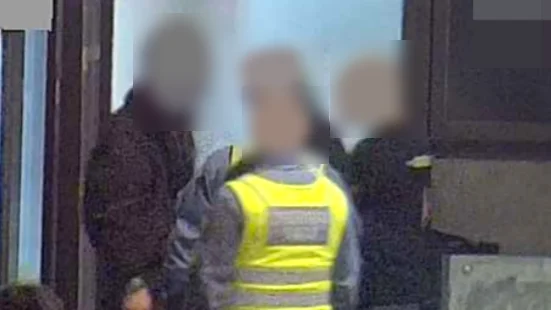 Bild från video på bråket. Kroggästen står till vänster vänd mot krögaren och den anställde 27-åringen.