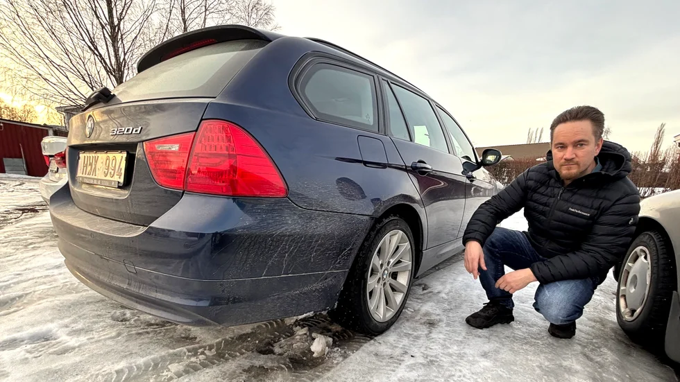 Djupa gropar och stenhård is efter Lantmätarvägen kan ha bidragit till att fjädringen gick sönder i bilen, uppger Mikael Forsman.