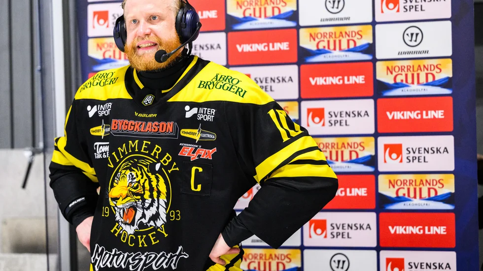 Glädje. Jakob Karlsson efter att det allsvenska kontraktet säkrades för en dryg månad sedan. Mycket tyder på att kaptenen fortsätter i VH även nästa säsong. 