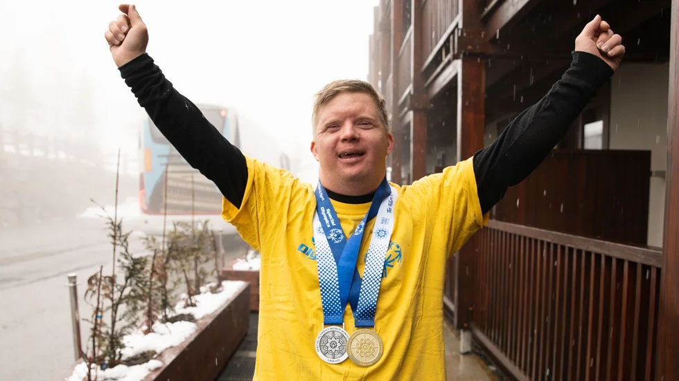 En glad Eric Hedegård får resa hem till Strängnäs med dubbla medaljer.