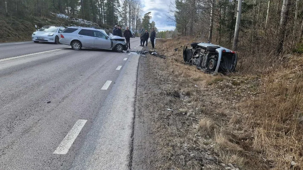 En av bilarna hamnade i diket. Två personer fick föras till sjukhus.