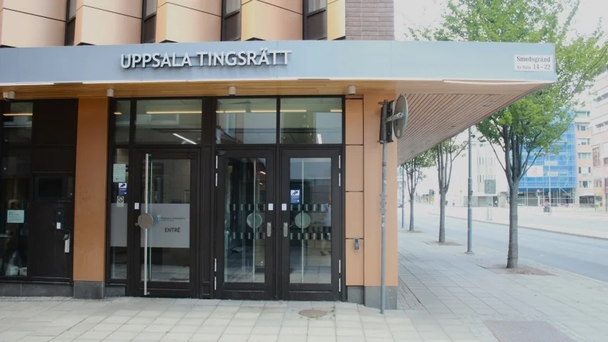 Mannen dömdes för sexuellt ofredande i två fall av tingsrätten.