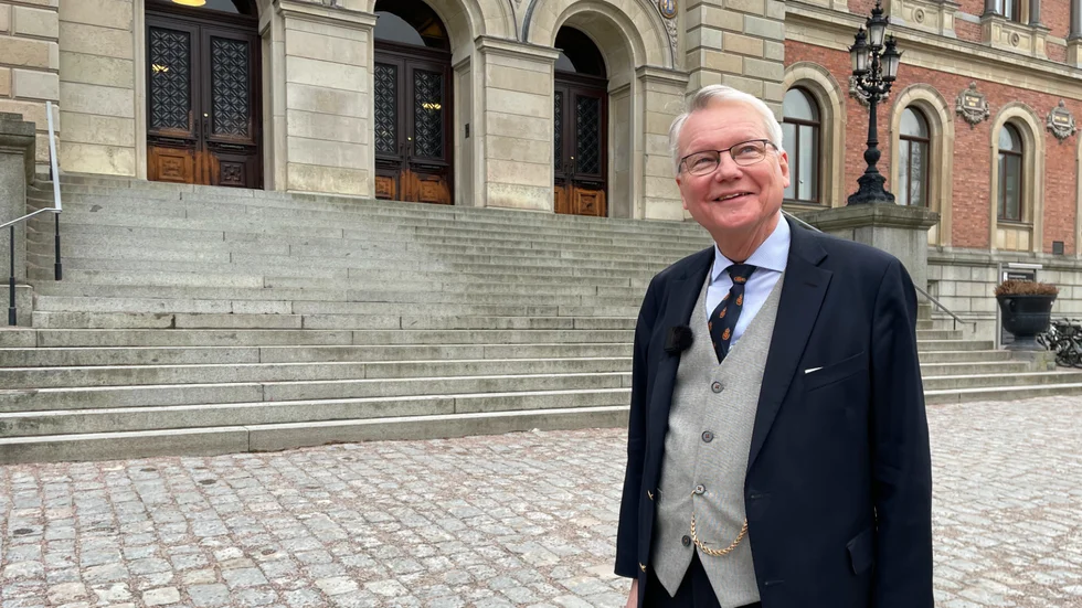 Per Ström utanför Universitetshusets huvudentré. 