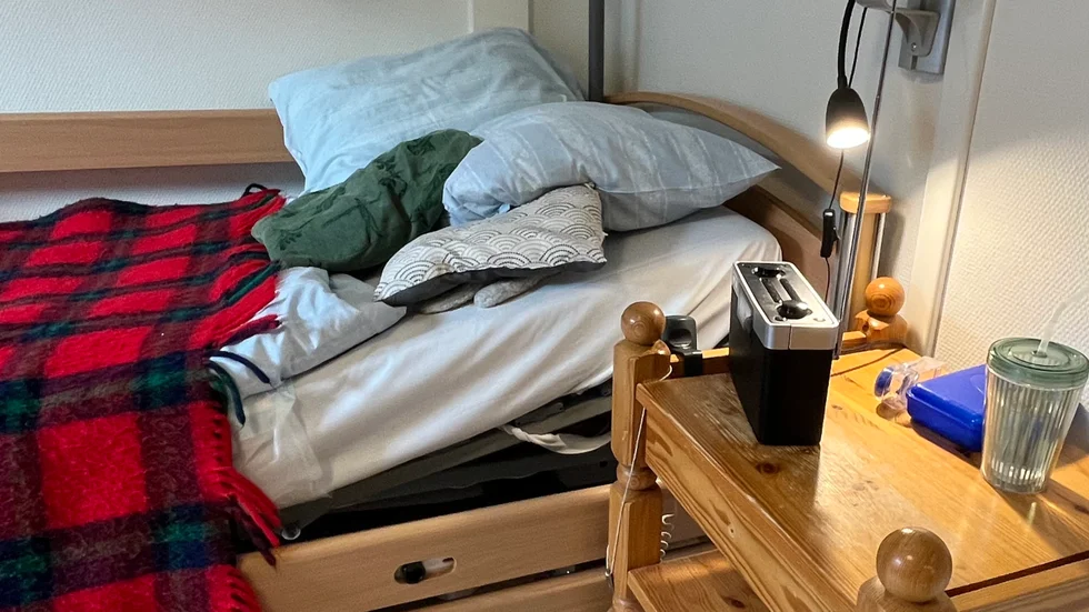 Personen blev sängliggande utan att få komma upp. 
