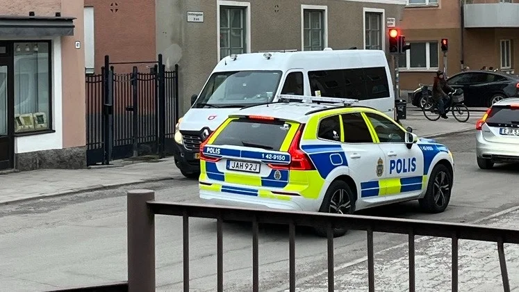Strax före klockan 08 på tisdagen fick polisen samtal om en man som uppträtt hotfullt mot två ungdomar i centrala Linköping.