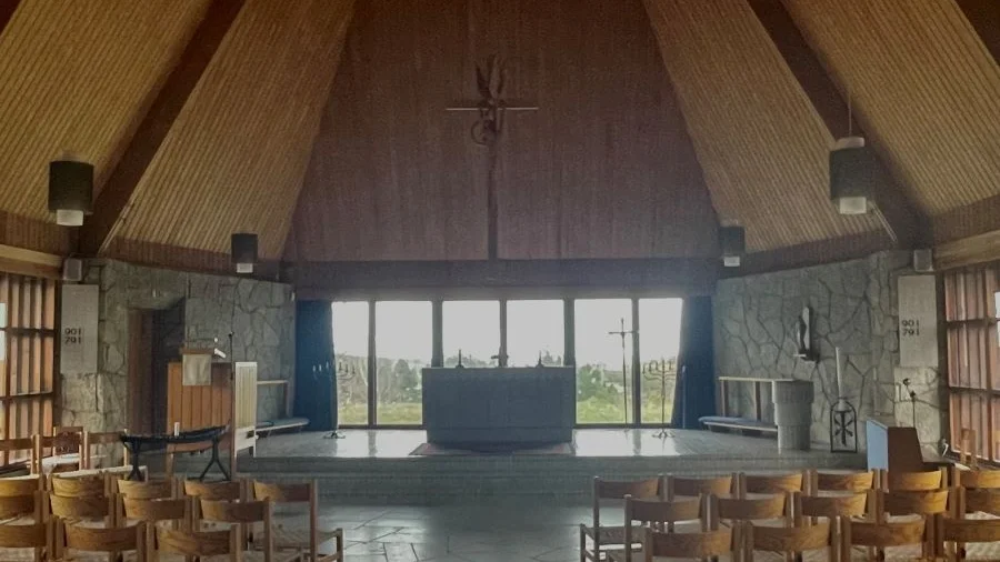 Slite kyrka med utsikt över köping och skärgård.