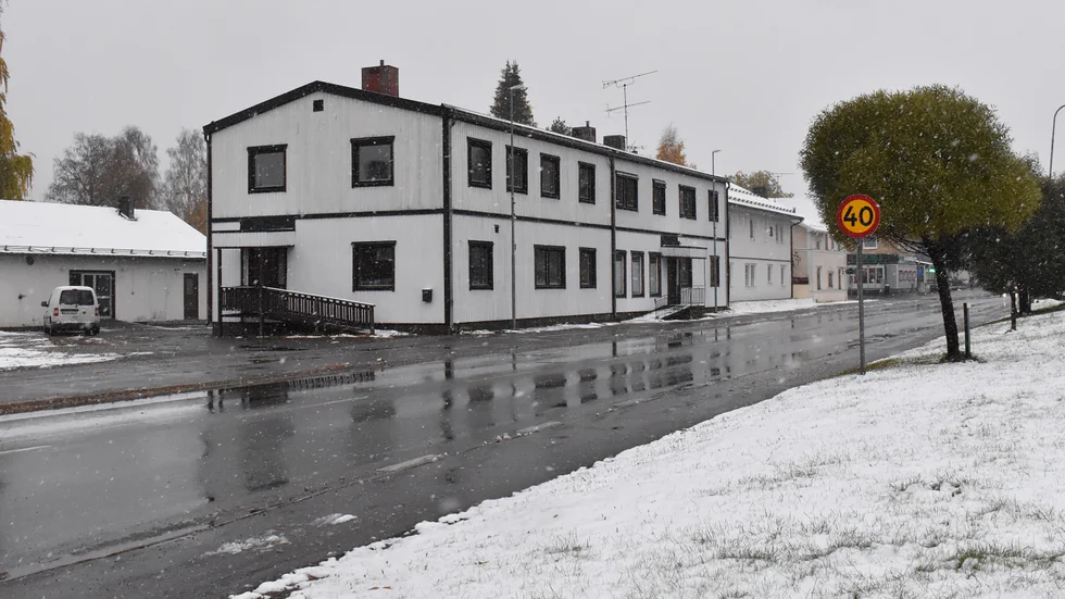 Det stora vita trähuset mitt i Malå inrymmer en verksamhetslokal på bottenvåningen och lägenheter en trappa upp. Enligt de nya ägarna var fastigheten i sämre skick än väntat, nu ska en grundligare undersökning ge svar på vad som går att göra åt huset.