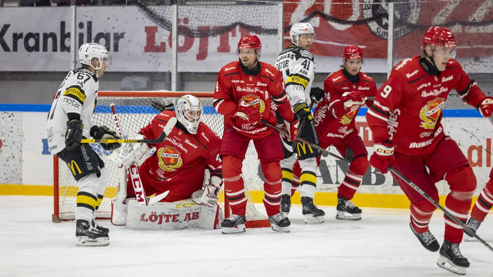 Tätt och lite bökigt framför Almtunamålvakten Edvin Olofsson. Ett baklängesmål i slutsekunderna blev ödesdigert för Uppsalalaget.