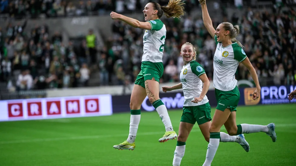 Hammarbys Vilde Hasund, till vänster, jublar med lagkompisarna efter att ha gjort 1–0 mot S:t Pölten i onsdagens Champions League-premiär på Tele2 arena.