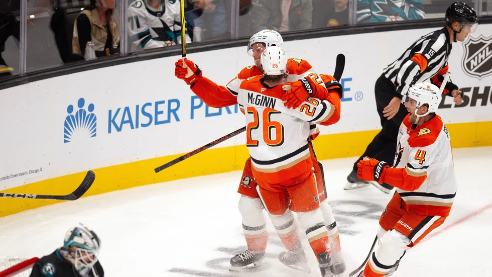 Isac Lundeström (delvis skymd med nummer 21 på tröjan) jublar tillsammans med Brock McGinn efter att ha gett Anaheim ledningen i derbyt mot San Jose. Det blev segermålet.