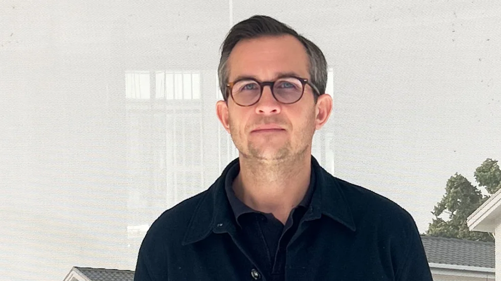 Karl Braune, projektutvecklare på OBOS, hyllar smidigheten med Östgötatrafikens företagsportal. "När en kund köpt en bostad har jag bara loggat in på företagsportalen, lagt in vad kunden ska ha – en 365-dagarsbiljett för hela länet – och så kommer det en faktura", säger han.