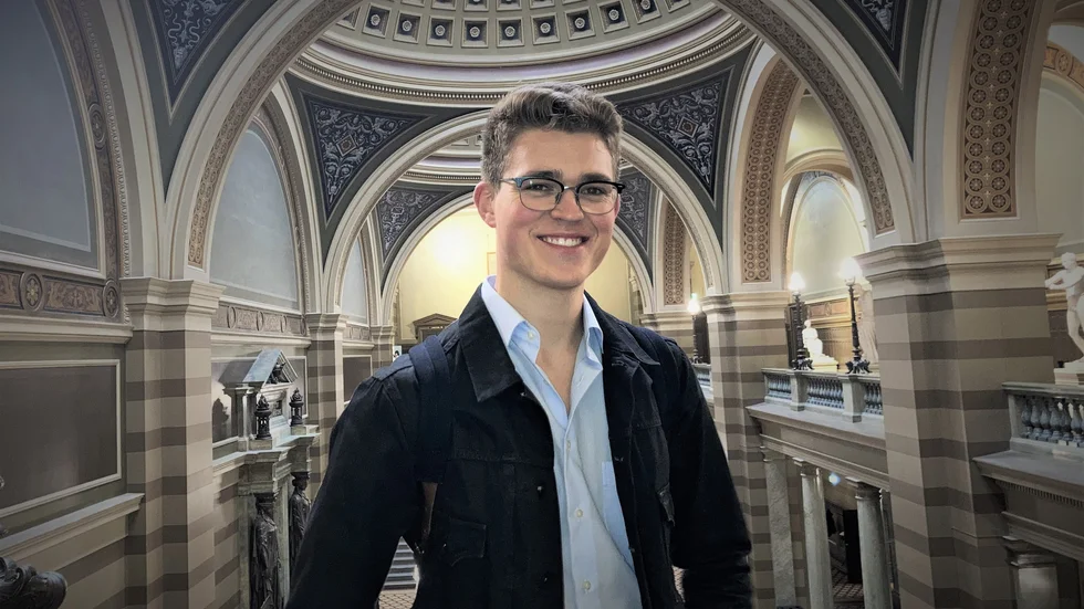 Juriststudenten Gustav Ottebo ser fram emot att vara tokfattig och klädd i frack på väg till en finmiddag:  "När restriktionerna släpper ska jag festa". 