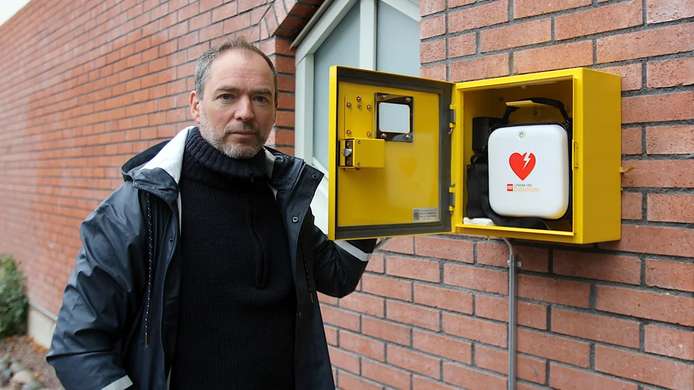 Den hjärtstartare som ambulanssjukvården satt upp på försök vid Brantingstorg är den enda hjärtstartaren på offentlig plats i Uppsala. "Vi har tyvärr nog inte medel att sätta upp fler men självklart vore det önskvärt att kunna göra det" säger David Smekal, ambulansöverläkare.