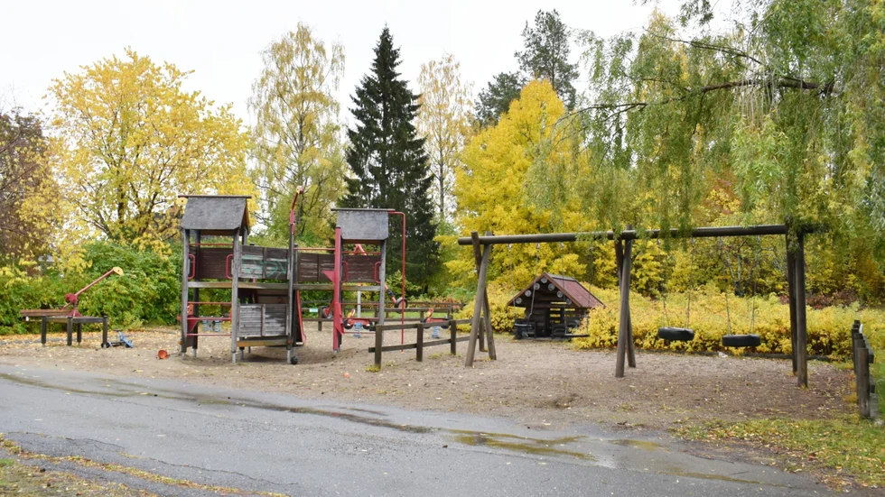 Lekparken finns längs en gångväg mellan Travvägen och Klostervägen. I närheten ligger en förskola.