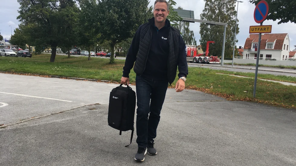 Johan Wibäck med sin väska i högsta hugg. Alla fuskare får akta sig.