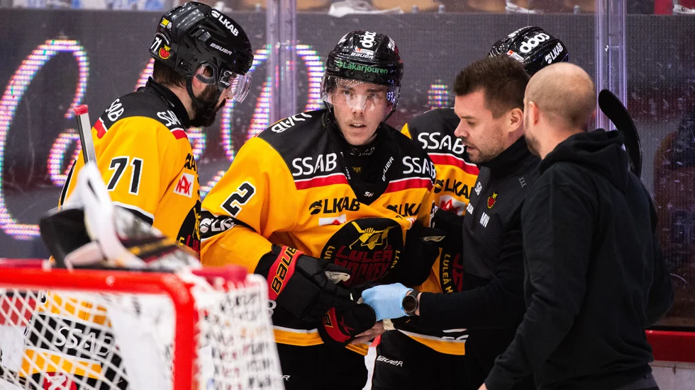Fredrik Styrman fick hjälp av isen efter en huvudtackling.