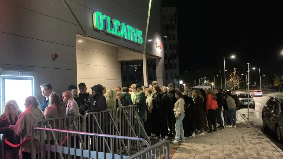 Många ungdomar längtade efter en utekväll och kön utanför O´Learys var lång.