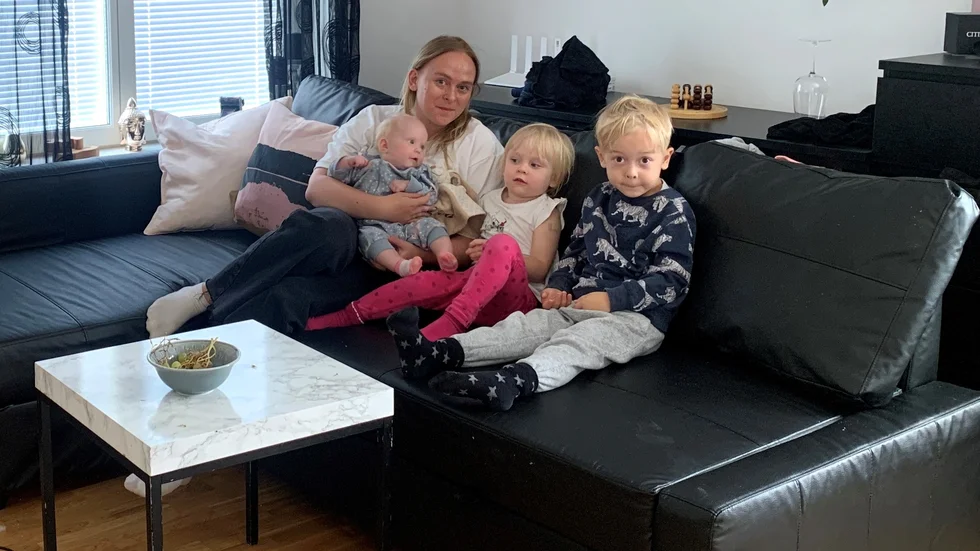 Madelene Asplund med döttrarna Léana och Cleo och sonen Emilio i bäddsoffan där hon, hennes man och minstingen Léana, 4 månader, sover.