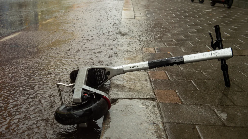 En elsparkcykel ligger slängd på gatan i Oslo.