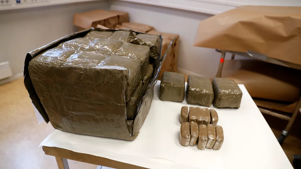 Polisen hittade 400 gram cannabisharts (hasch) i en bil i Valsta i början av sommaren. Nu döms en man för att ha sålt narkotika. Bilden är tagen vid ett annat, större tillslag.