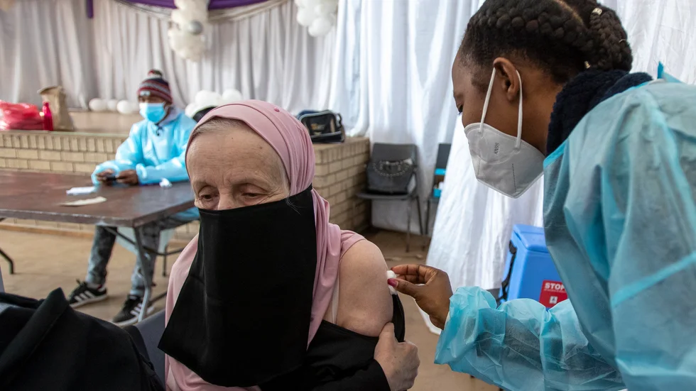 En kvinna vaccineras i sydafrikanska Johannesburg. Arkivbild.