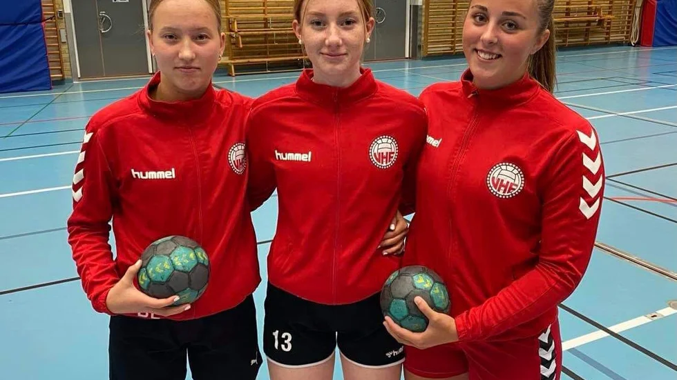 Vadstena HF:s 16-åringar Britta Lundstedt, Nellie Parmbäck och Nora Ekdahl spelar alla med östgötalaget i helgen. Träningsmatcher i Västerås väntar.