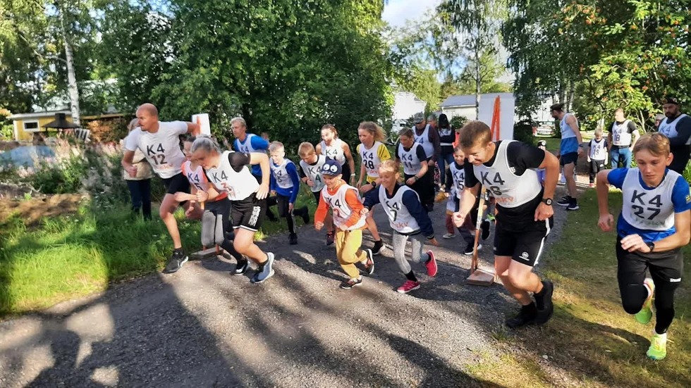”På era platser, färdiga, gås!” är startkommandot i Gåsrundan. Här har just starten gått i årets andra runda. Längst till höger vinnaren Eddie Juliusson.