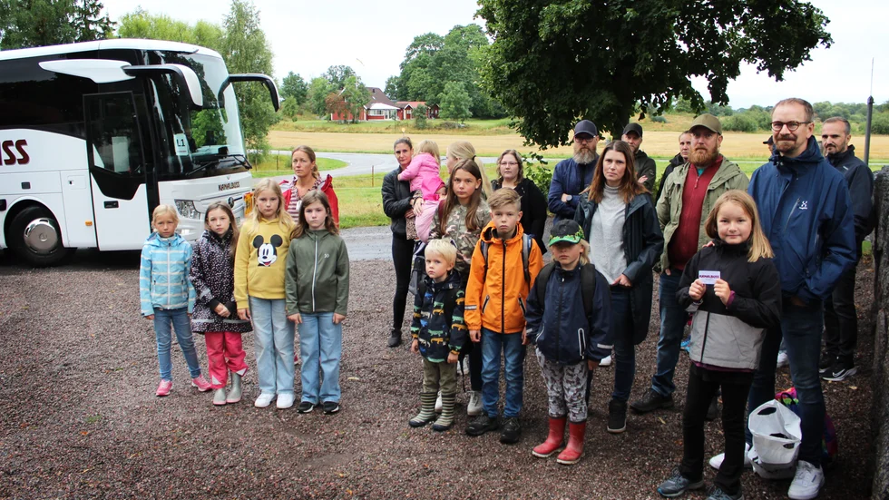 De nya reglerna för skolbussarna innebär en kraftig försämring för familjer på landsbygden, anser de här familjerna som träffades i Östra Harg för att protestera.