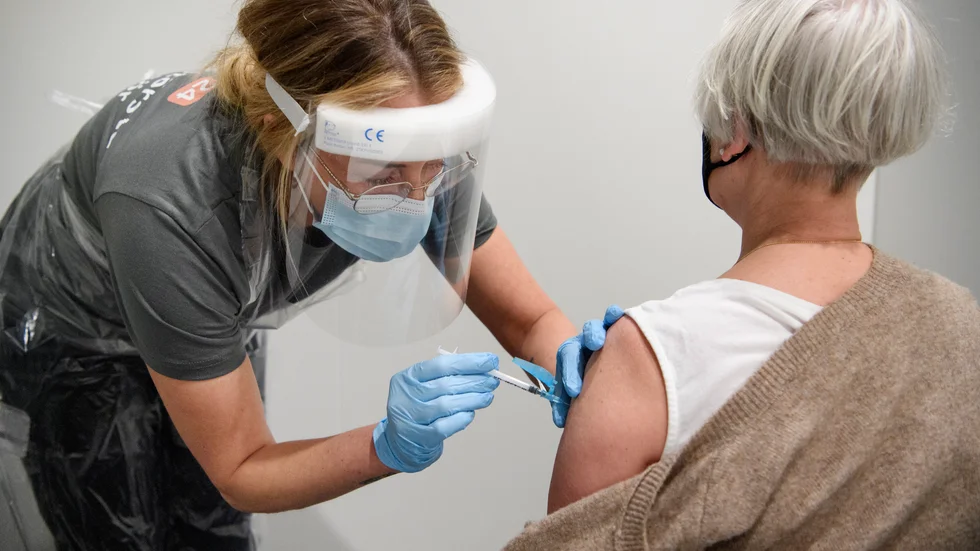 Har du uppmanats att boka ny tid för vaccinering mot covid-19? Då är risken att uppmaningen är felaktig: en systembugg har orsakat att meddelanden felaktigt skickats ut. Regionen ber nu de drabbade att avvakta.