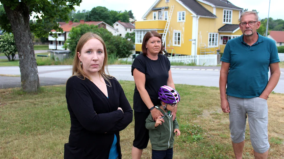 Emma Karlsson, Charlotte Flink och Denny Åsberg är kritiska till vindkraftsplanerna kring Hjorted. Med på bilden är Oscar Flink, Charlottes son.