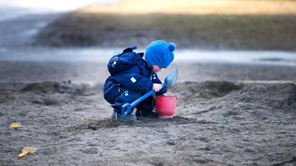 Hur ska två pedagoger på 16 barn i åldern 1–3 år kunna se till varje barns behov? Hur ska man kunna följa läroplanen som finns, frågar sig en förälder.