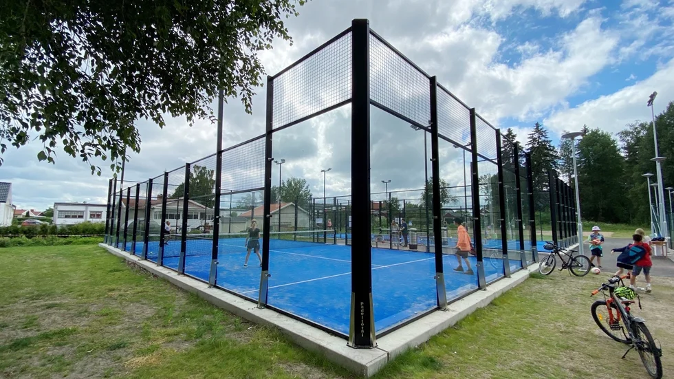 Tierps kommuns båda padelbanor vid järnbruket i Tierps tätort ska hyras ut till en privat entreprenör. Bakgrunden är att privata aköter på padelområdet i Tierp inte ska störas av någon kommunal verksamhet.
