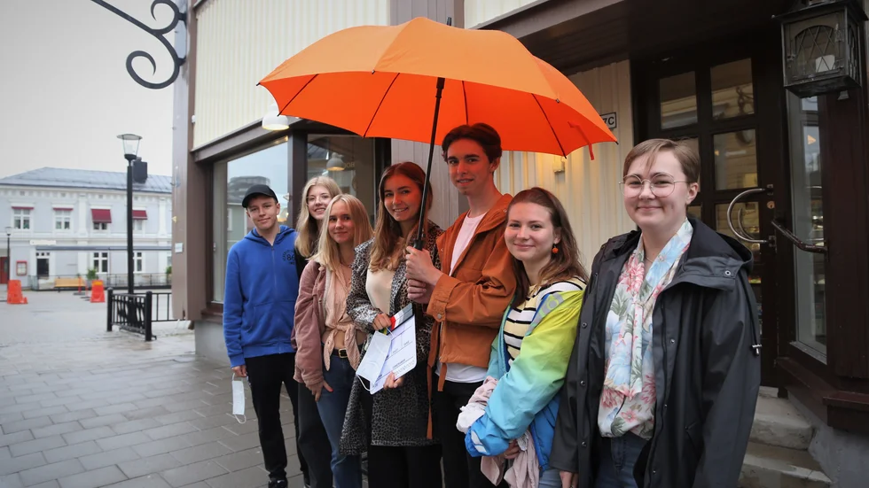 Från vänster: Emil Viklund, 16. Ebba Hedkvist, 16. Minna Stenberg, 16. Mira Sundlöf, 16. Leo Jonsson, 17 (statist).
Sofia Eriksson, 16 (statist).
Tuva Tjernqvist, 15. 