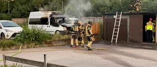 Bilar brinner nära garage