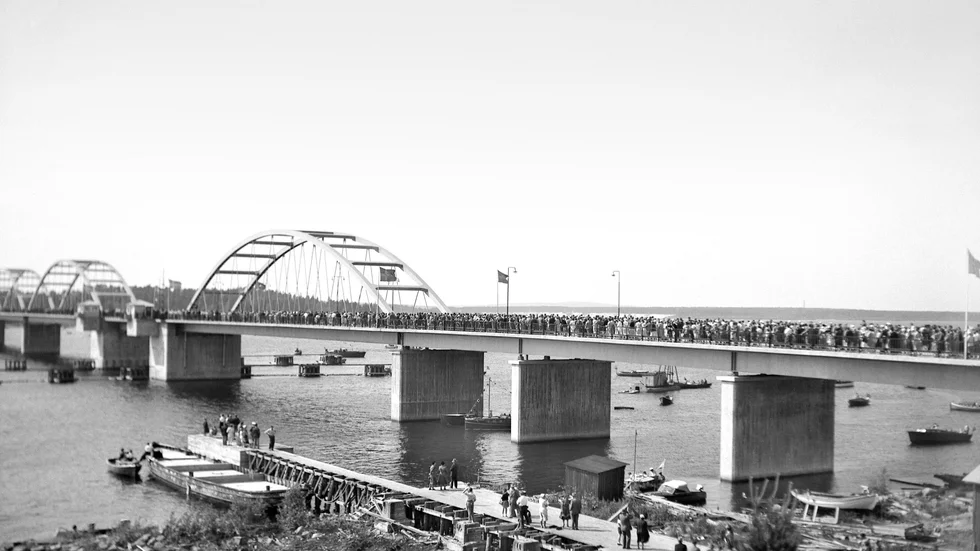 Cirka 20 000 personer tog sig över Bergnäsbron på invigningsdagen den6 juli 1954.