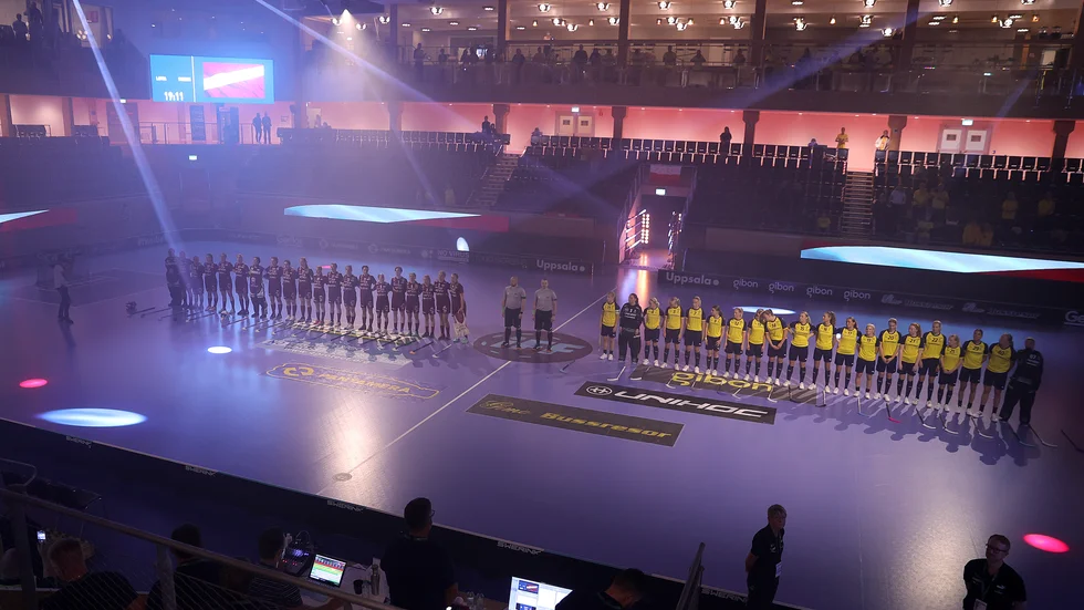 Nationalsång i IFU Arena. 