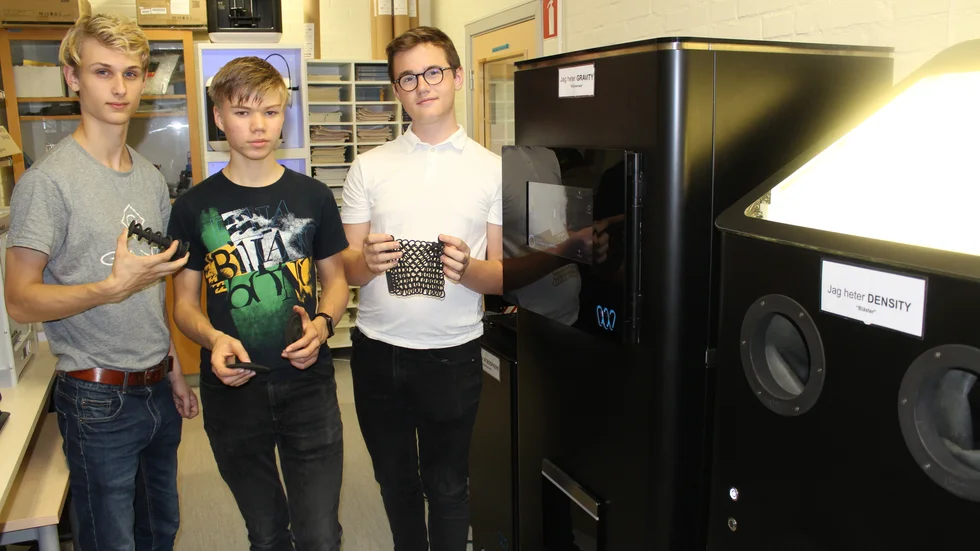 Andraårs-teknisterna Carl Pettersson, Theodor Andersson Söderlund och Arvid Ericsson har redan hunnit bekanta sig med den nya 3D-skrivaren och gillar de möjligheter den ger.