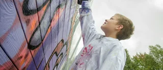 Hiphoppens fyra element utbildar Herrhagens elever – här hålls en workshop i street art