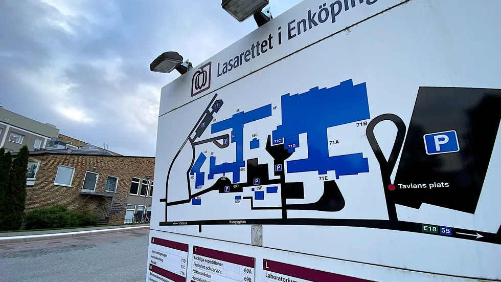 Läkaren som förra våren dömdes till fängelse för våldäkt på en patient vid Lasarettet i Enköping mister sin läkarlegitimation.