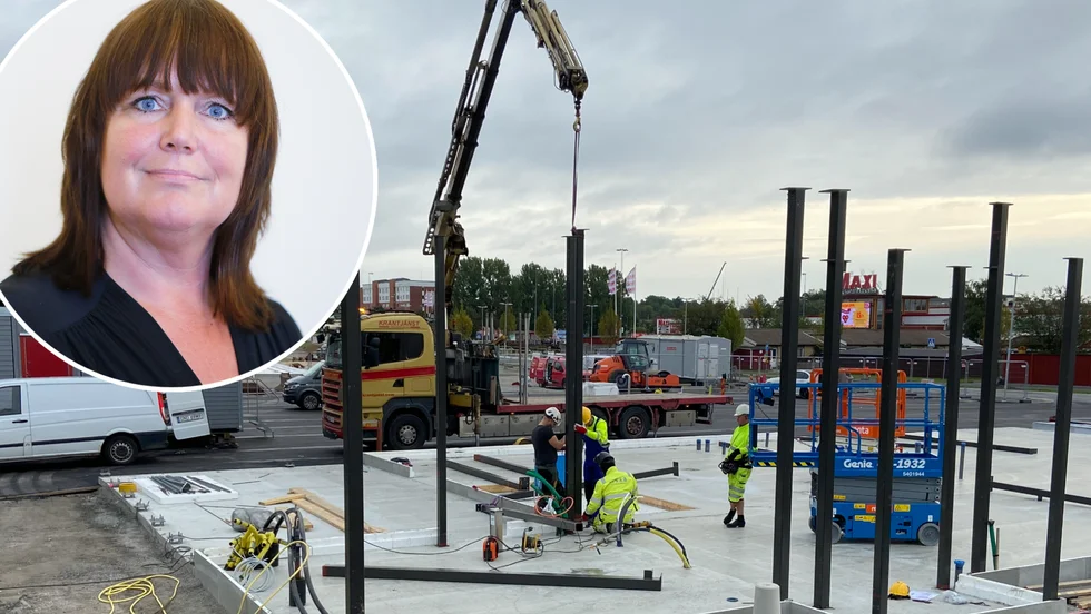 Stadsbyggnadsnämnden med dess ordförande Sarita Hotti (S) har beviljat Maxfastigheter att uppföra en 28 meter hög skyltpylon i Skiftinge handelsområde trots att det strider mot gällande detaljplan.